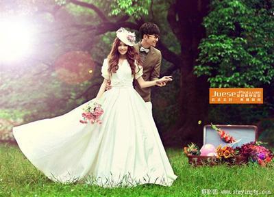 僅需3998元即可團購原價17988元的【上海覺色婚紗攝影】超值婚紗套餐,內外景組合模式拍攝180張以上+豪華服飾14套+造型各7套 ,妝面7套+免費提供所有化妝品,飾品,道具+相關取件產品(詳見頁面內頁)。在線支付398元預訂拍攝檔期,憑攝影券到店付余款3600元即可拍攝請預約拍攝,拍攝即送價值2900元的豪華大禮。