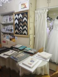 終于有時間去把照片給拍了,約了一大早 店員們很準時地給化妝,...伸縮視覺婚紗攝影